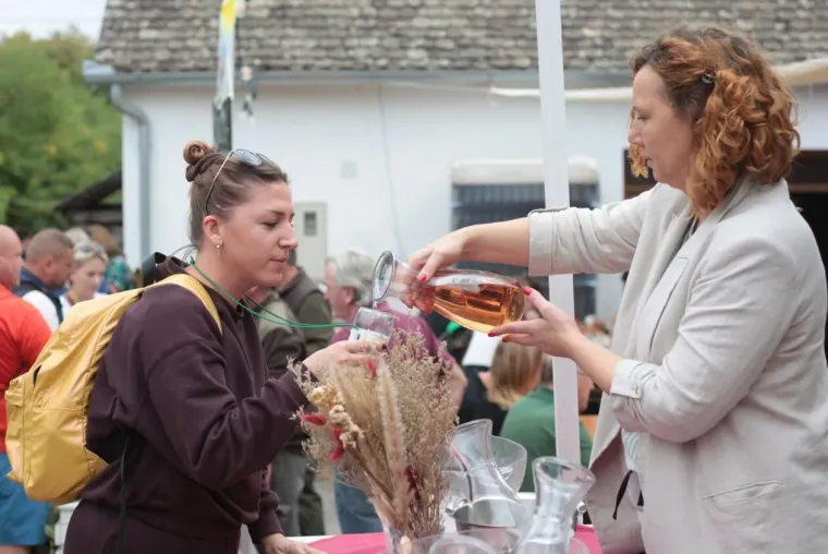 Pored njih nitko nije ni primjetio vino: Dvije brinete izazvale pravu pomutnju među posjetiteljima