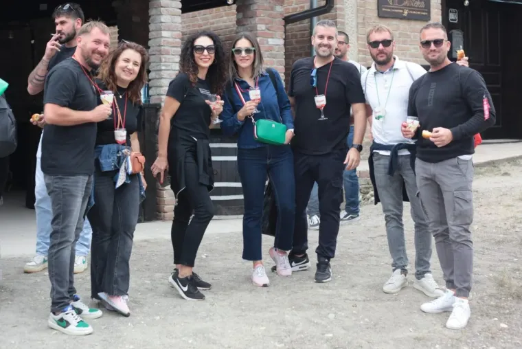 Pored njih nitko nije ni primjetio vino: Dvije brinete izazvale pravu pomutnju među posjetiteljima