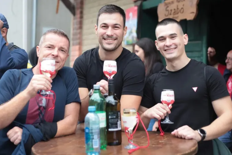 Pored njih nitko nije ni primjetio vino: Dvije brinete izazvale pravu pomutnju među posjetiteljima