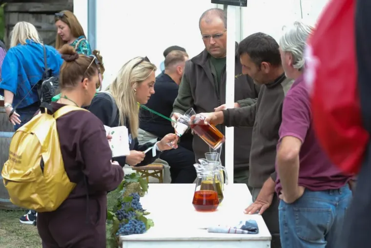 Pored njih nitko nije ni primjetio vino: Dvije brinete izazvale pravu pomutnju među posjetiteljima