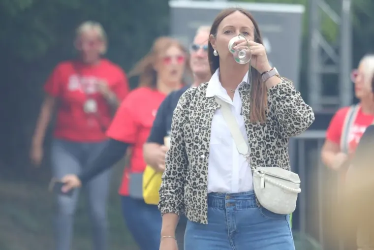 Pored njih nitko nije ni primjetio vino: Dvije brinete izazvale pravu pomutnju među posjetiteljima