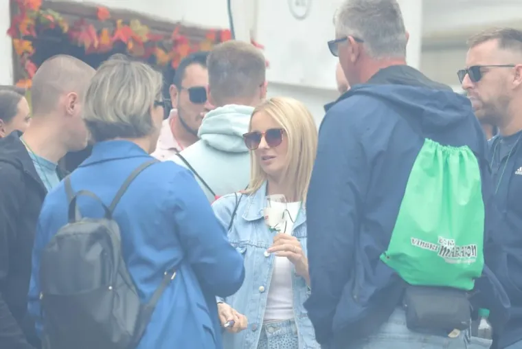 Pored njih nitko nije ni primjetio vino: Dvije brinete izazvale pravu pomutnju među posjetiteljima