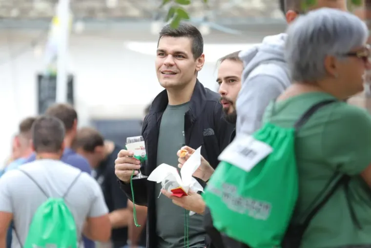 Pored njih nitko nije ni primjetio vino: Dvije brinete izazvale pravu pomutnju među posjetiteljima