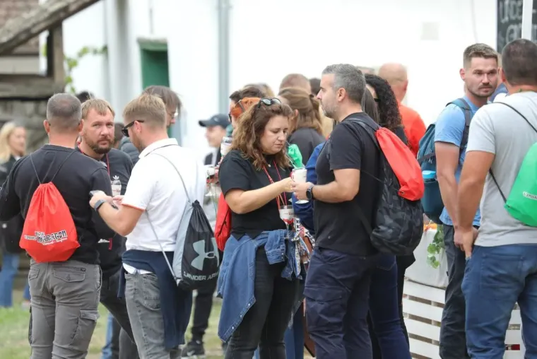 Pored njih nitko nije ni primjetio vino: Dvije brinete izazvale pravu pomutnju među posjetiteljima