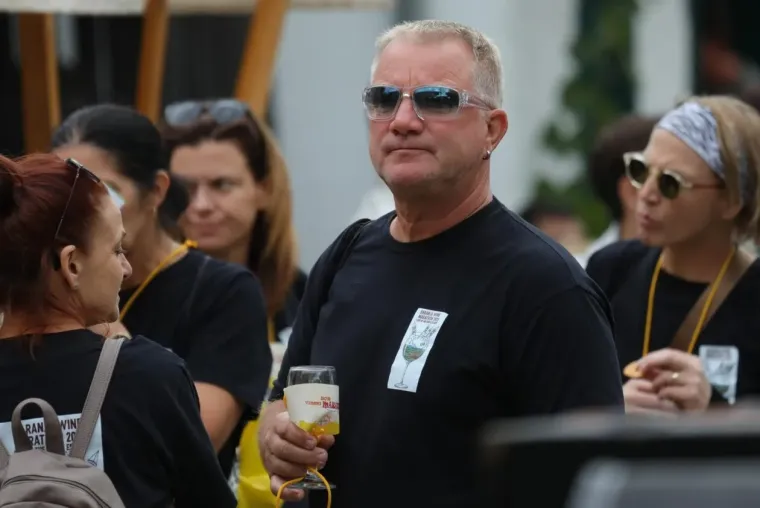 Pored njih nitko nije ni primjetio vino: Dvije brinete izazvale pravu pomutnju među posjetiteljima