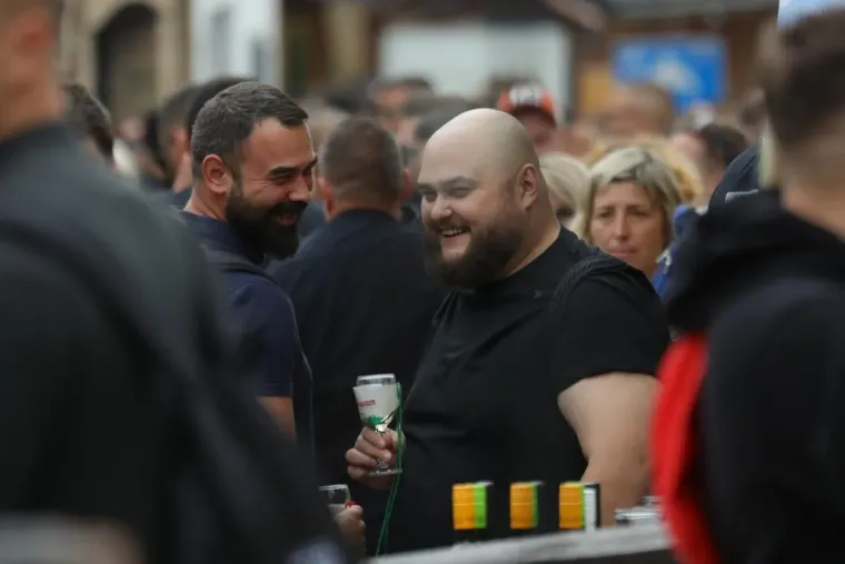 Pored njih nitko nije ni primjetio vino: Dvije brinete izazvale pravu pomutnju među posjetiteljima