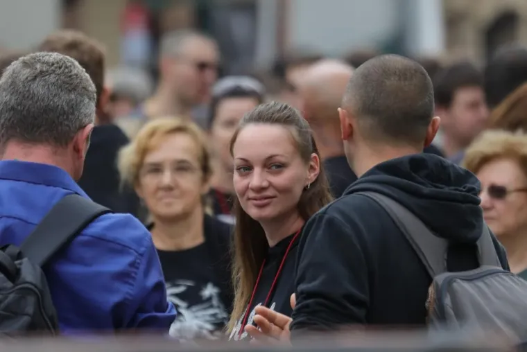 Pored njih nitko nije ni primjetio vino: Dvije brinete izazvale pravu pomutnju među posjetiteljima