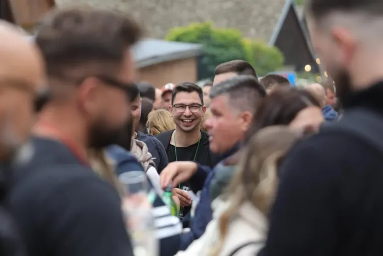 Pored njih nitko nije ni primjetio vino: Dvije brinete izazvale pravu pomutnju među posjetiteljima