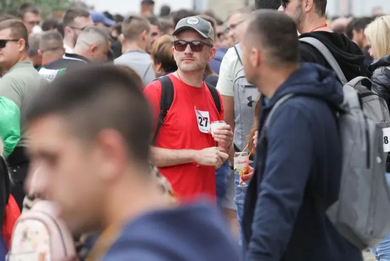 Pored njih nitko nije ni primjetio vino: Dvije brinete izazvale pravu pomutnju među posjetiteljima