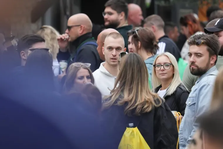 Pored njih nitko nije ni primjetio vino: Dvije brinete izazvale pravu pomutnju među posjetiteljima