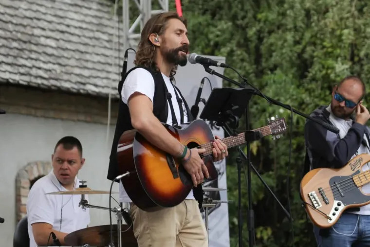 Pored njih nitko nije ni primjetio vino: Dvije brinete izazvale pravu pomutnju među posjetiteljima