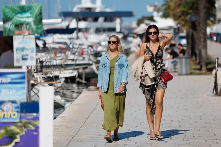 Dame u haljinama nisu prošle nezamijećeno: Centar Zadra bio je poput modne piste
