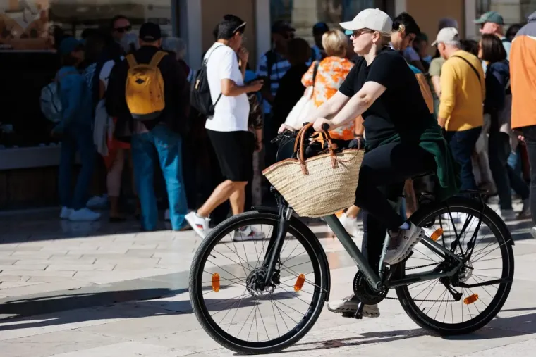 Dame u haljinama nisu prošle nezamijećeno: Centar Zadra bio je poput modne piste