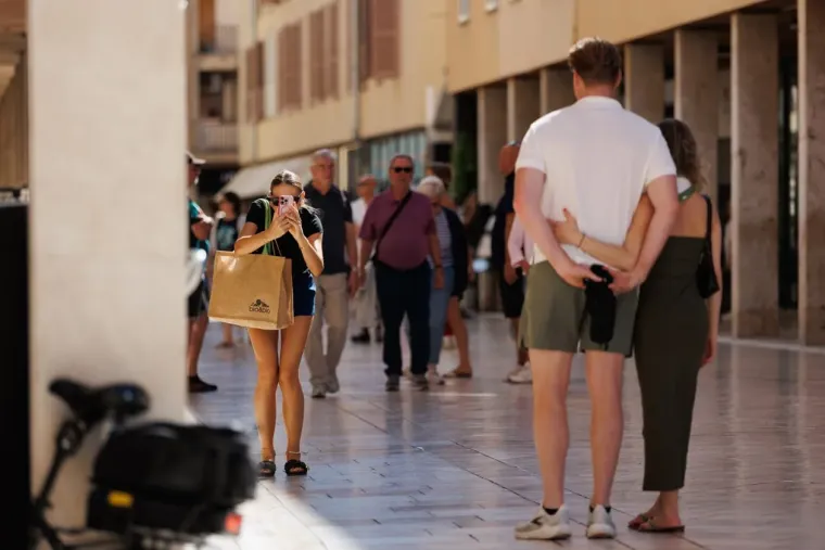 Dame u haljinama nisu pro&scaron;le nezamijećeno: Centar Zadra bio je poput modne piste