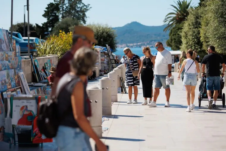 Dame u haljinama nisu pro&scaron;le nezamijećeno: Centar Zadra bio je poput modne piste