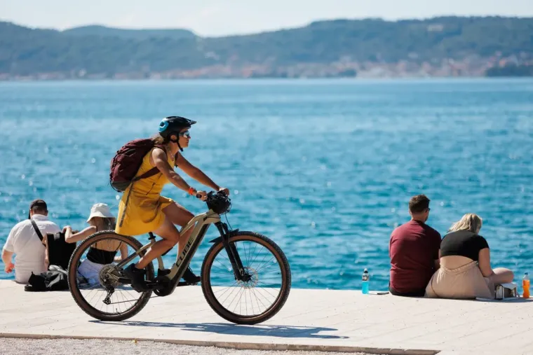 Dame u haljinama nisu pro&scaron;le nezamijećeno: Centar Zadra bio je poput modne piste