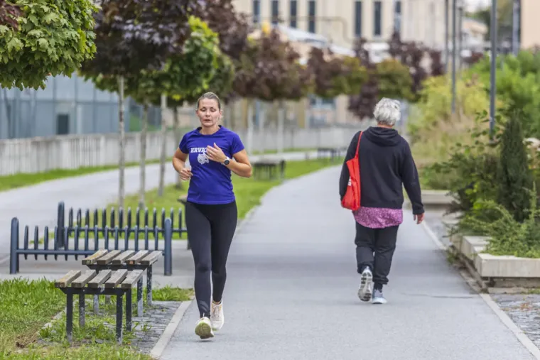 Dvije ljepotice uljep&scaron;ale dan u Osijeku: Osmijesima od uha do uha privukle pažnju