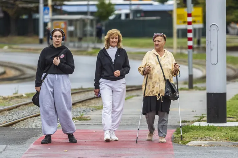 Dvije ljepotice uljep&scaron;ale dan u Osijeku: Osmijesima od uha do uha privukle pažnju