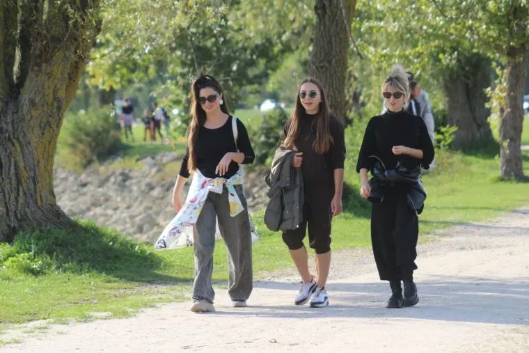 Kad su pro&scaron;etale Dravom, vrijeme kao da je stalo: Prolaznici nisu mogli skinuti poglede s ovih dama