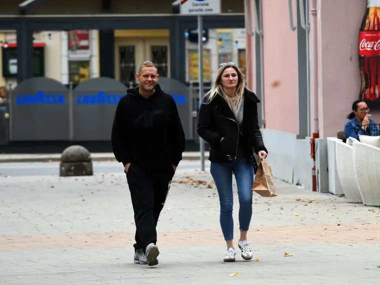 Nema tko se nije okrenuo za damom zanosnih oblina: Pojavila se i užarila Karlovac