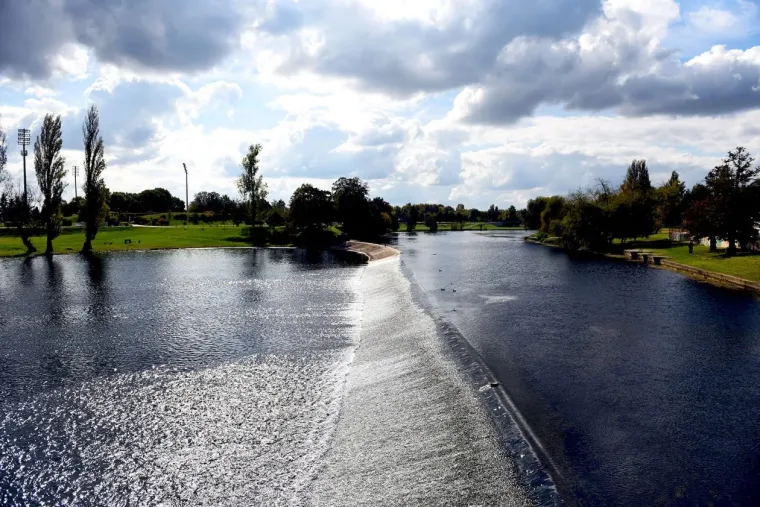 Nema tko se nije okrenuo za damom zanosnih oblina: Pojavila se i užarila Karlovac