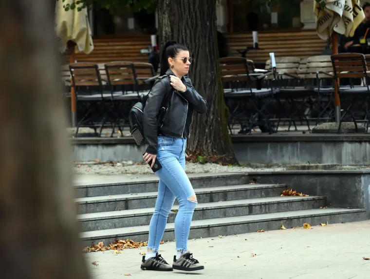 Nema tko se nije okrenuo za damom zanosnih oblina: Pojavila se i užarila Karlovac