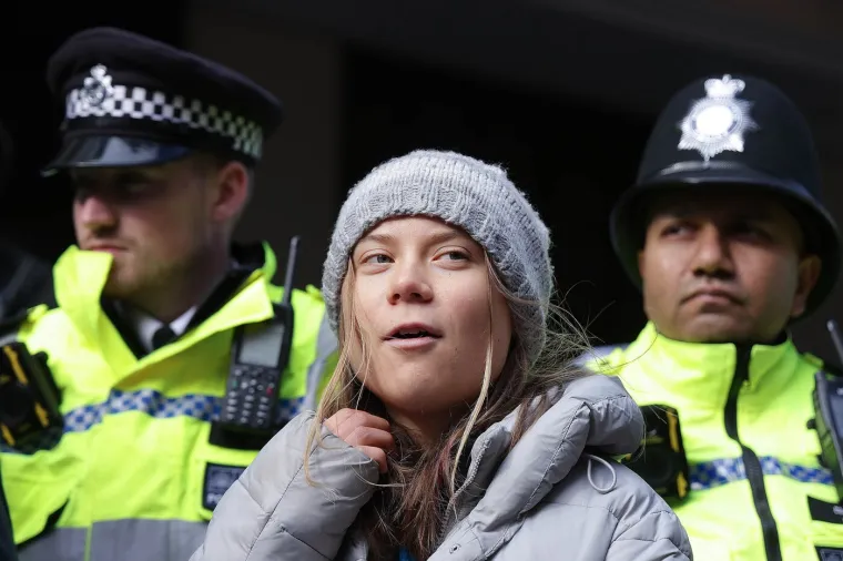 Sva uhićenja Grete Thunberg: Najpoznatija aktivistica već je navikla da je policajci unose u maricu