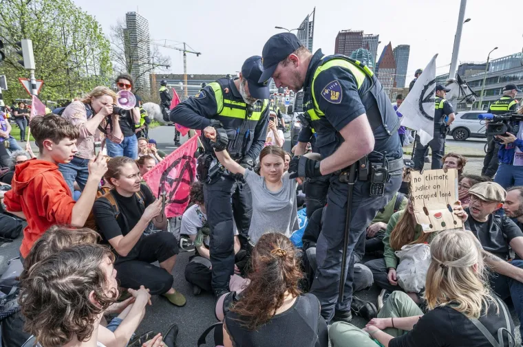 Sva uhićenja Grete Thunberg: Najpoznatija aktivistica već je navikla da je policajci unose u maricu