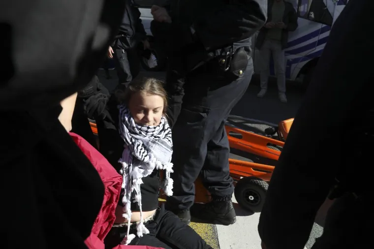 Sva uhićenja Grete Thunberg: Najpoznatija aktivistica već je navikla da je policajci unose u maricu