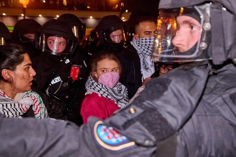 Sva uhićenja Grete Thunberg: Najpoznatija aktivistica već je navikla da je policajci unose u maricu