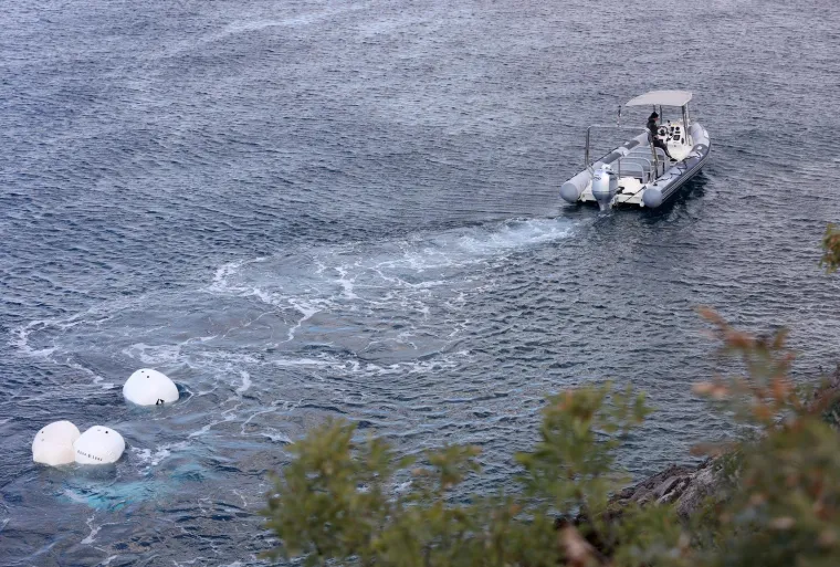 Potresni prizori: Iz mora kod Senja izvukli olupinu auta u kojoj su izgubljena četiri života