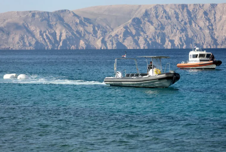 Potresni prizori: Iz mora kod Senja izvukli olupinu auta u kojoj su izgubljena četiri života