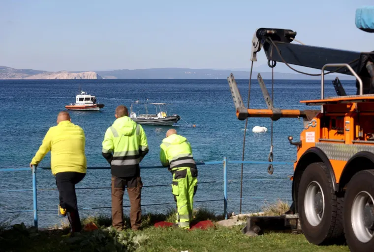 Potresni prizori: Iz mora kod Senja izvukli olupinu auta u kojoj su izgubljena četiri života