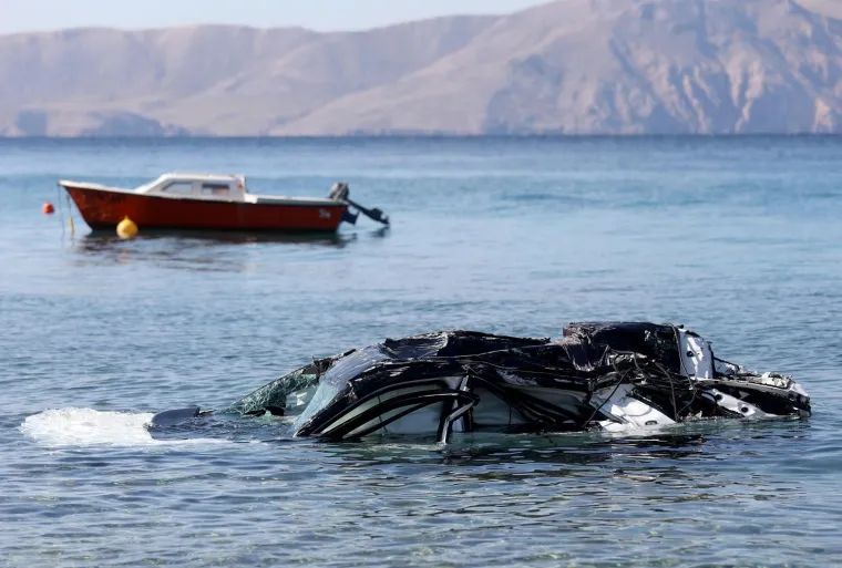 Potresni prizori: Iz mora kod Senja izvukli olupinu auta u kojoj su izgubljena četiri života