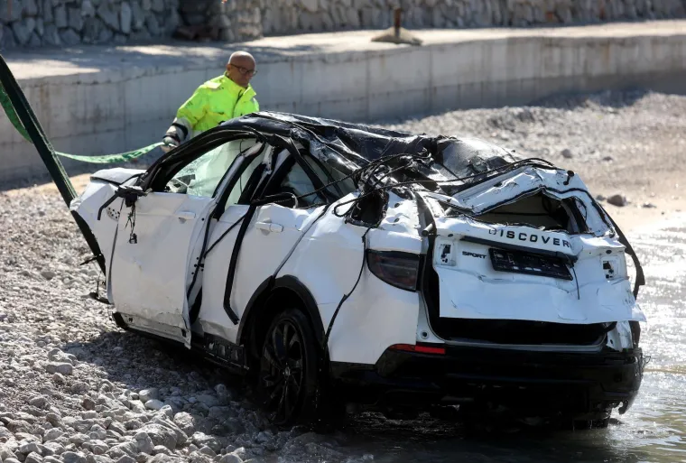 Potresni prizori: Iz mora kod Senja izvukli olupinu auta u kojoj su izgubljena četiri života