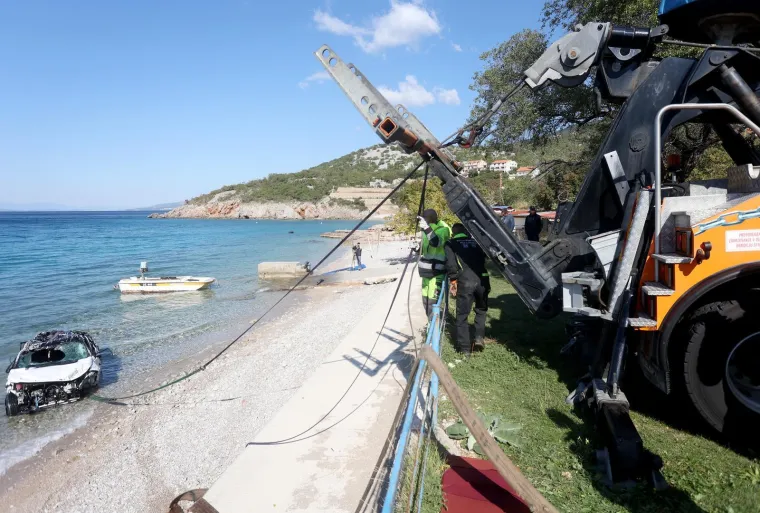 Potresni prizori: Iz mora kod Senja izvukli olupinu auta u kojoj su izgubljena četiri života
