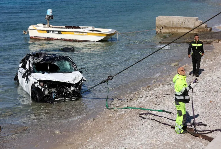 Potresni prizori: Iz mora kod Senja izvukli olupinu auta u kojoj su izgubljena četiri života