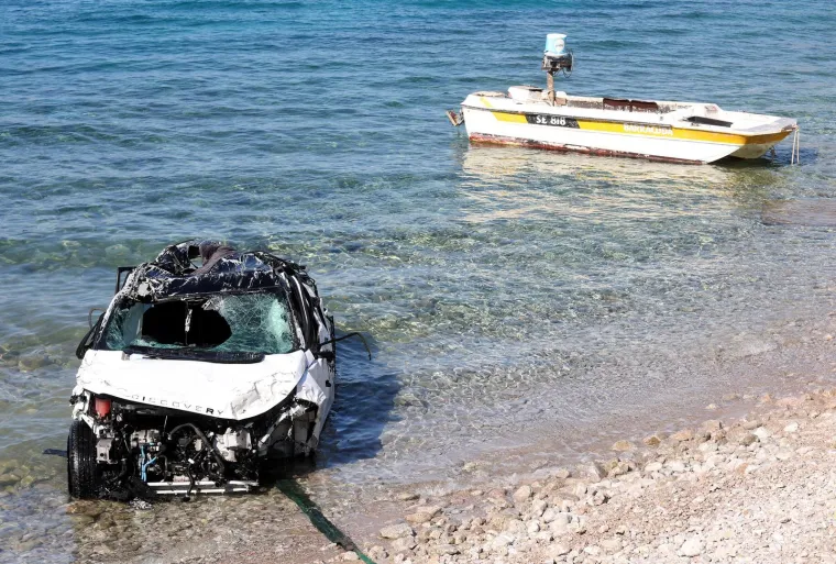 Potresni prizori: Iz mora kod Senja izvukli olupinu auta u kojoj su izgubljena četiri života