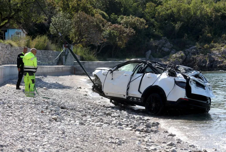 Potresni prizori: Iz mora kod Senja izvukli olupinu auta u kojoj su izgubljena četiri života