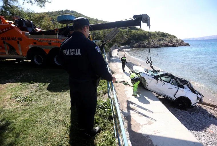 Potresni prizori: Iz mora kod Senja izvukli olupinu auta u kojoj su izgubljena četiri života