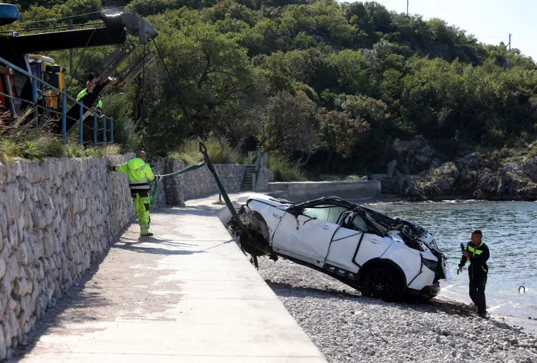 Potresni prizori: Iz mora kod Senja izvukli olupinu auta u kojoj su izgubljena četiri života