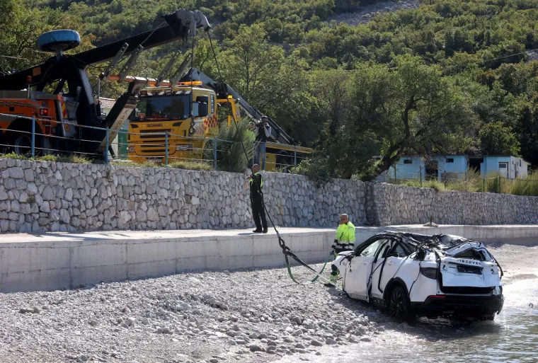 Potresni prizori: Iz mora kod Senja izvukli olupinu auta u kojoj su izgubljena četiri života
