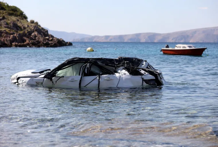 Potresni prizori: Iz mora kod Senja izvukli olupinu auta u kojoj su izgubljena četiri života