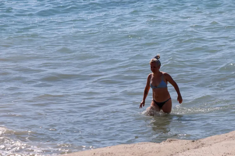 Na moru nema zime: Ove djevojke u kupaćim kostimima upijale su zrake sunca na plaži