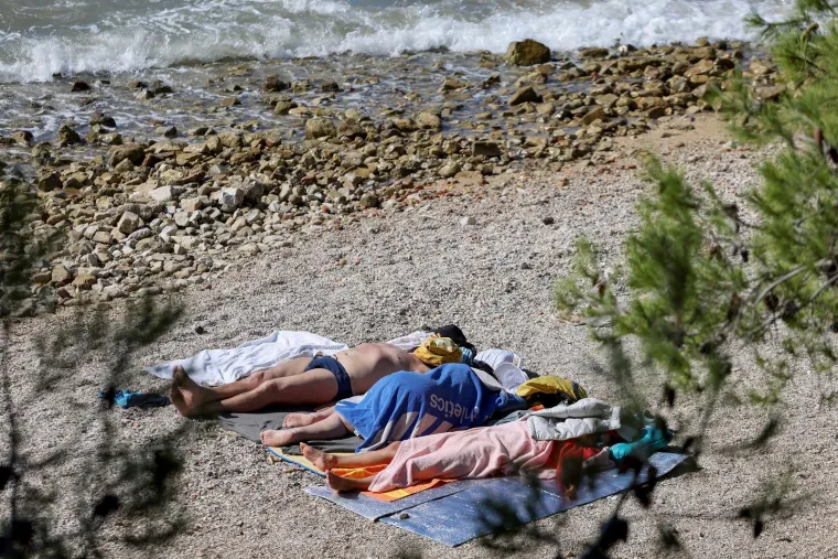 Na moru nema zime: Ove djevojke u kupaćim kostimima upijale su zrake sunca na plaži