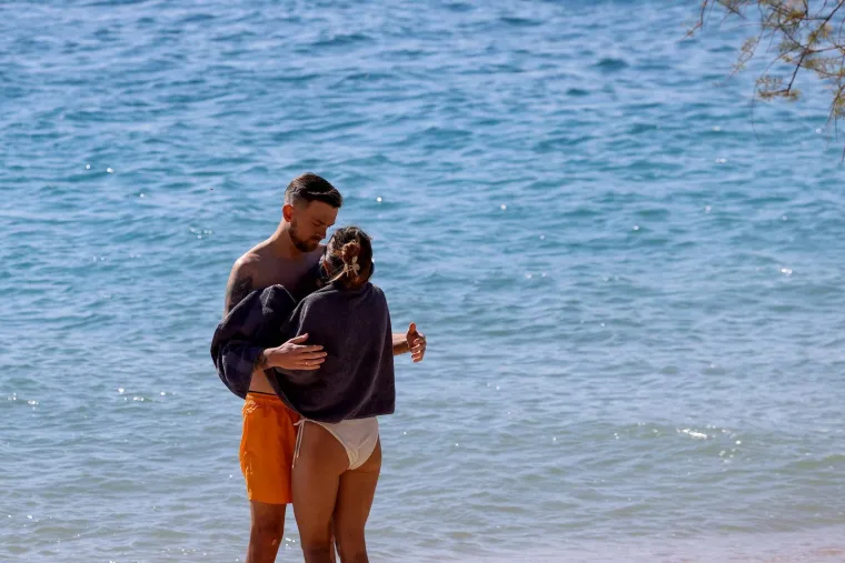 Na moru nema zime: Ove djevojke u kupaćim kostimima upijale su zrake sunca na plaži