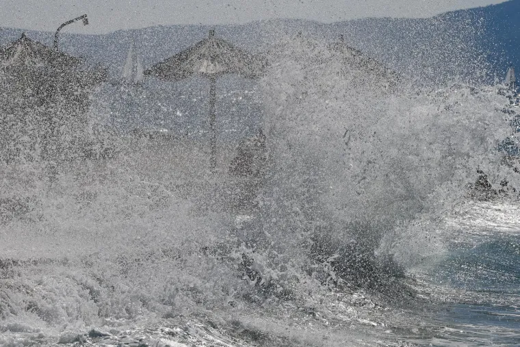 Na moru nema zime: Ove djevojke u kupaćim kostimima upijale su zrake sunca na plaži