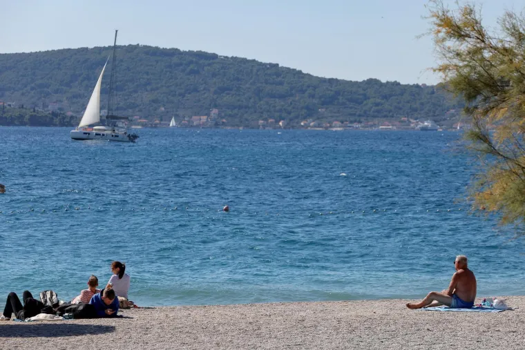 Na moru nema zime: Ove djevojke u kupaćim kostimima upijale su zrake sunca na plaži