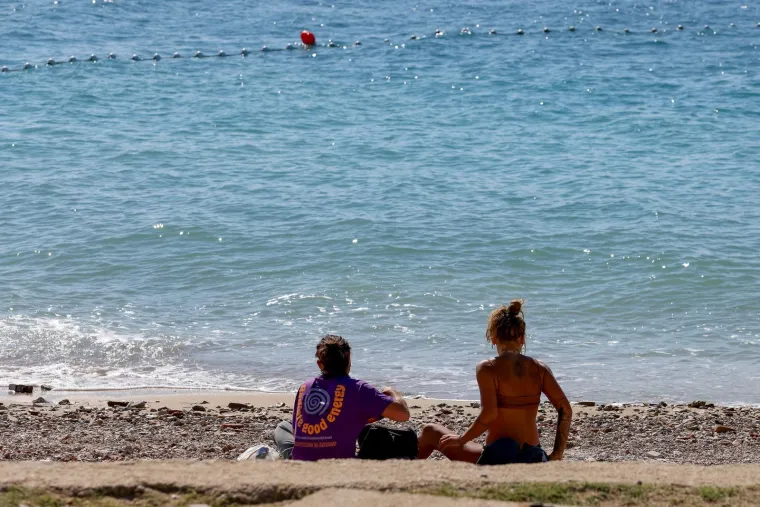 Na moru nema zime: Ove djevojke u kupaćim kostimima upijale su zrake sunca na plaži