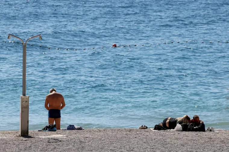 Na moru nema zime: Ove djevojke u kupaćim kostimima upijale su zrake sunca na plaži